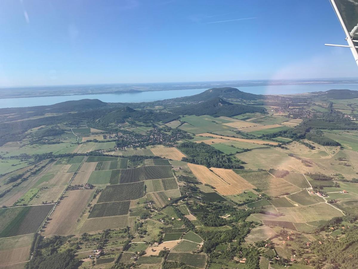 Topart Apartman I Balatonfenyves Esterno foto